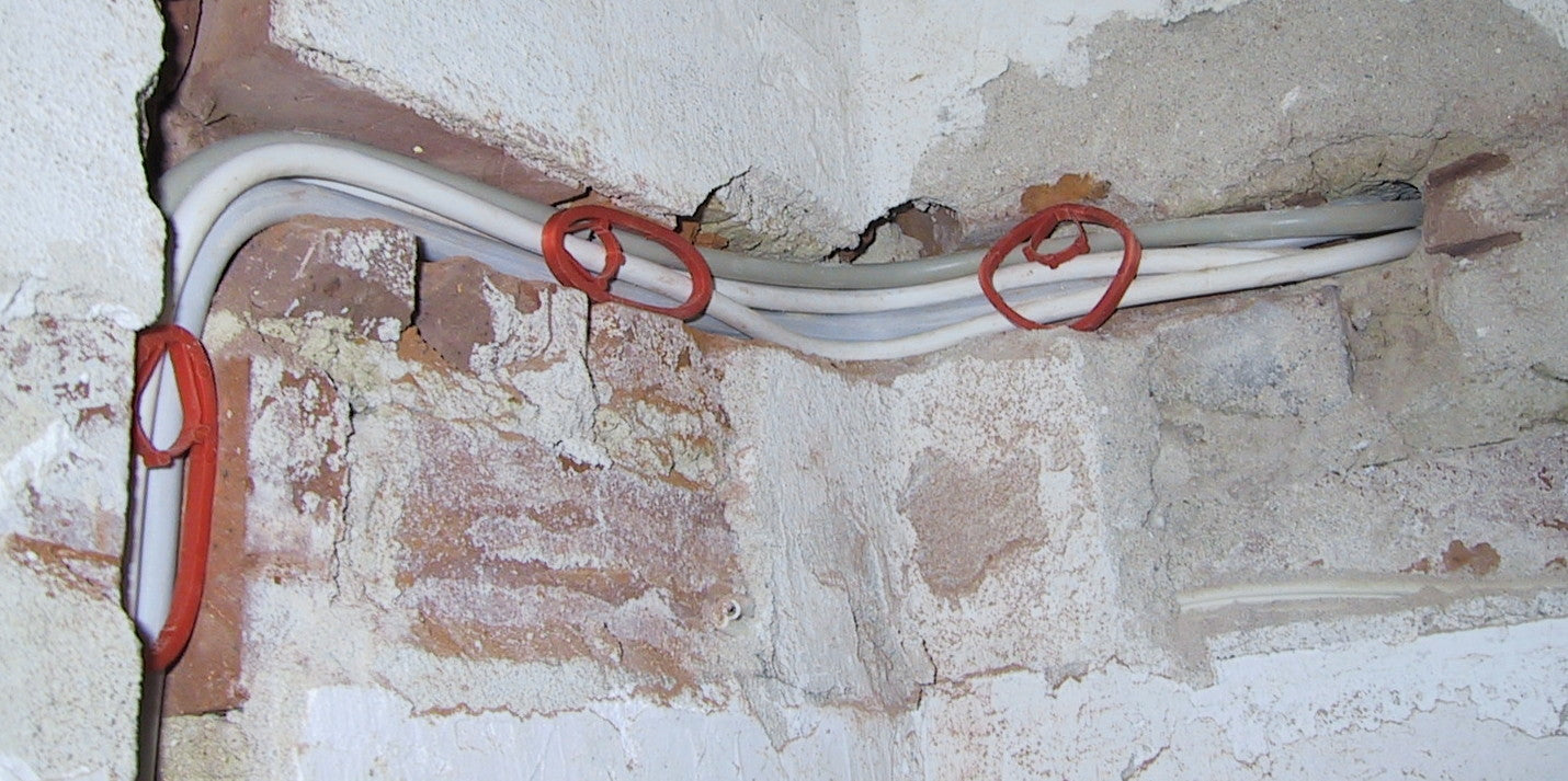 Beutel mit 50 Stk. Fix-Nutfedern zur Fixierung für Rohre und Kabel