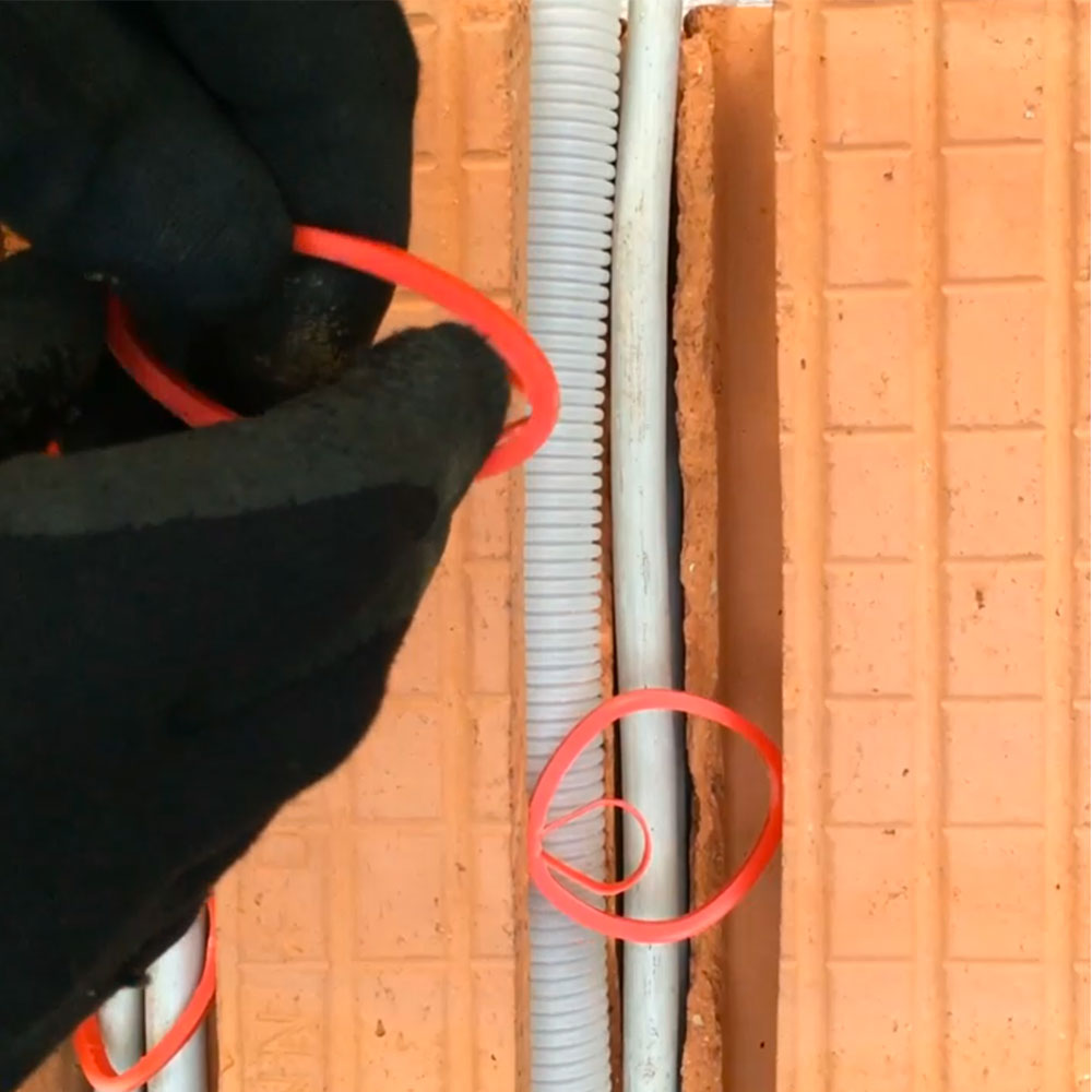 Beutel mit 50 Stk. Fix-Nutfedern zur Fixierung für Rohre und Kabel